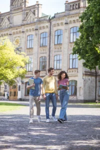 Almanya’da üniversite okuyan öğrenciler kampüs ortamında yürüyor